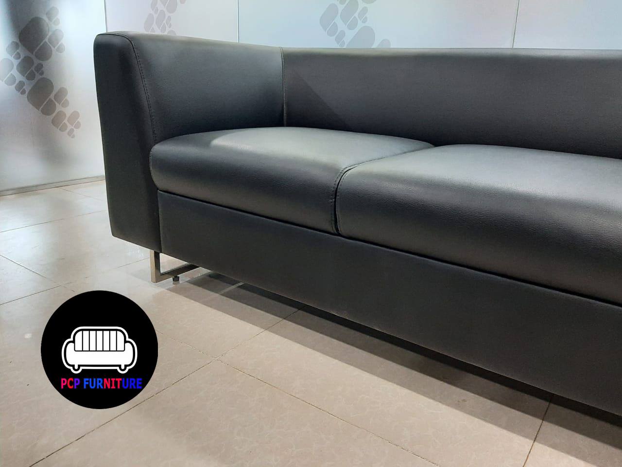 Tow seater sofa.